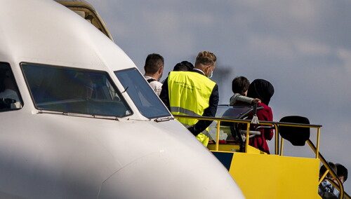 Samolot z osobami ewakuowanym z Afganistany po wylądowaniu w Kopenhadze.