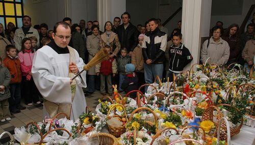 świecenie pokarmów w kościele w Ołtarzewie 2007