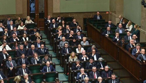 Posłowie na sali obrad Sejmu w Warszawie