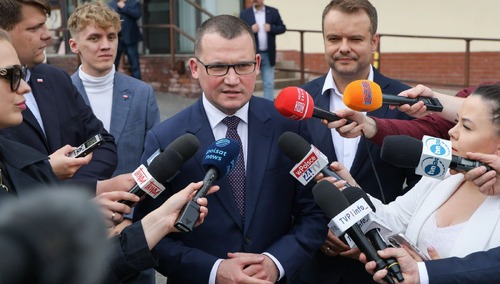 Szef sztabu wyborczego Karola Nawrockiego Paweł Szefernaker oraz rzecznik PiS Rafał Bochenek