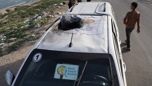 Zniszczony samochód po ataku na konwój World Central Kitchen w Strefie Gazy