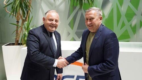 Prezes zarządu PGE Wojciech Dąbrowski oraz ambasador Ukrainy w Polsce Andrij Deszczyca