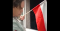 Aktywista Antify pali polską flagę