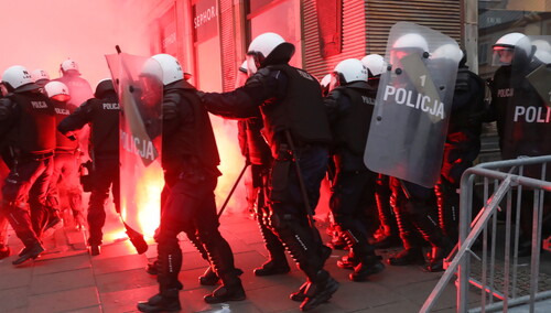 "Bili po karku, twarzy głowie". Znany aktor oskarża policję o pobicie na Marszu Niepodległości