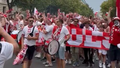 Polscy kibice z krótkim przekazem pod ambasadą Rosji w Berlinie