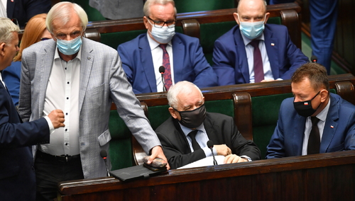 [SONDAŻ] PiS utrzymuje pozycję lidera. Na jakie poparcie może liczyć Platforma i Hołownia?