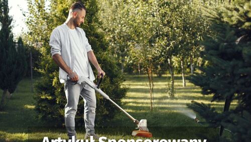 Mężczyzna koszący trawę - zdjęcie poglądowe.