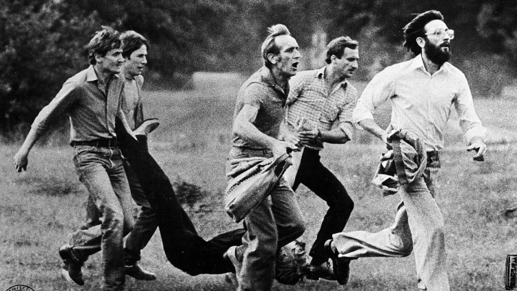 Demonstranci niosą rannego Michała Adamowicza