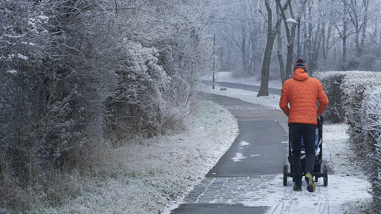 fot. ilustracyjne - mężczyzna z dzieckiem na spacerze