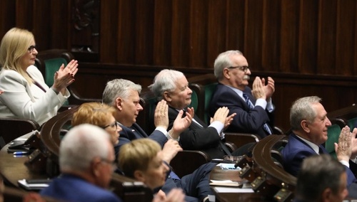 Duża przewaga Zjednoczonej Prawicy. Lewica i PSL poza Sejmem [Najnowszy sondaż]