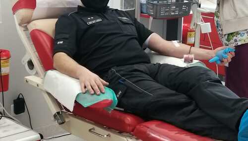 Funkcjonariusze oddali krew