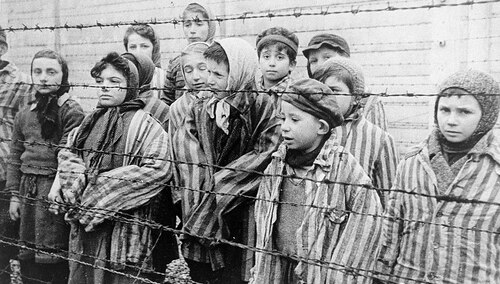 Dzieci w Auschwitz. Kadr z sowieckiego filmu dokumentującego "wyzwolenie" obozu