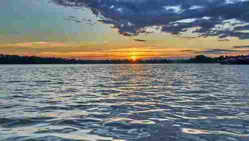 Zmierzch nad jeziorem (zdj. ilustracyjne)