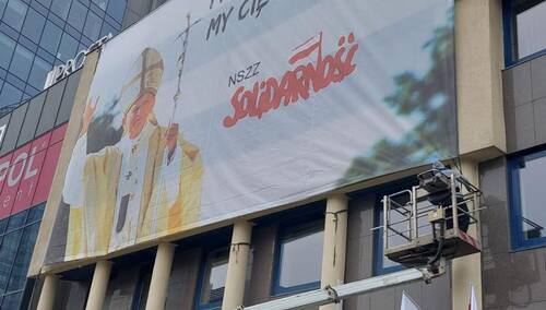 Banner z wizerunkiem Jana Pawła II na warszawskiej siedzibie KK NSZZ "Solidarność"