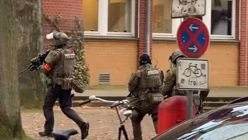 Policja przed szkołą w Hamburgu