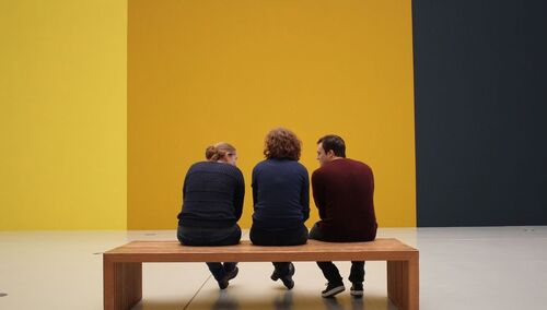 ludzie w galerii zdj. ilustr.