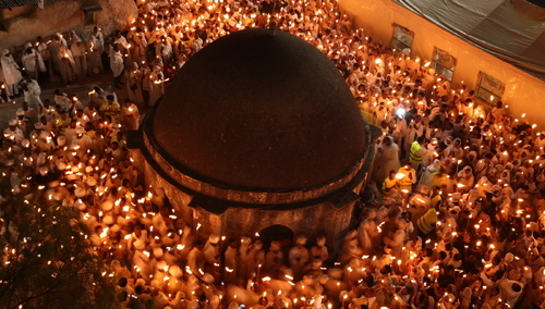 Ceremonia „Świętego Ognia” obok Bazyliki Grobu Pańskiego w Jerozolimie
