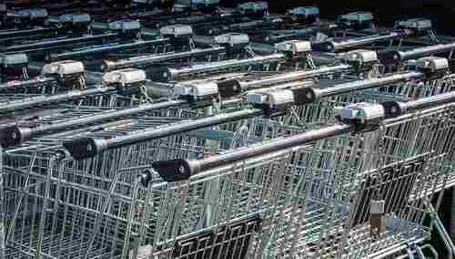 Najwięcej wykroczeń związanych z kradzieżą policja odnotowała w sklepach wielkopowierzchniowych. 