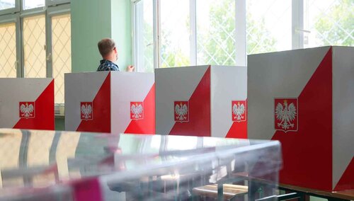 Głosowanie w lokalu wyborczym – zdjęcie ilustracyjne