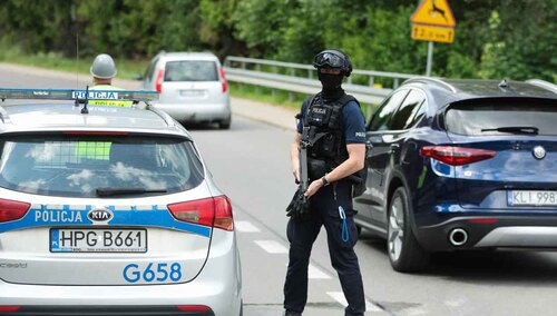 Służby prowadzą poszukiwania sprawcy strzelaniny w domu jednorodzinnym w Starej Wsi