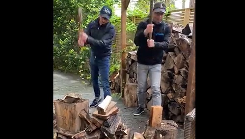 Dariusz Joński i Michał Szczerba rąbią drewno