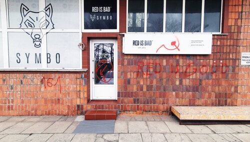 zniszczona elewacja "Red is Bad"