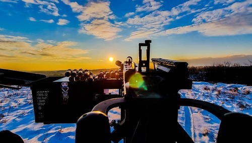 Karabin maszynowy zamontowany na samochodzie