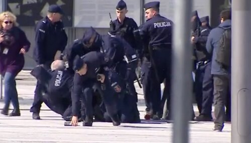 Awantura pod Pomnikiem Smoleńskim. Próbowali zakłócić obchody rocznicy Katastrofy