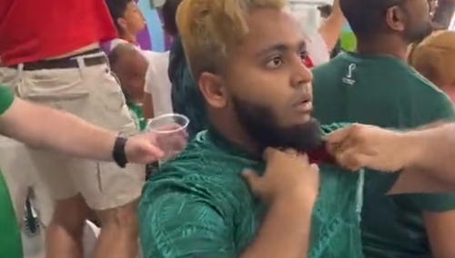 Tego jeszcze nie widzieliście. Kibic Arabii Saudyjskiej zdjął koszulkę, a pod spodem... [VIDEO]
