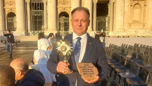 Marek Popiełuszko z relikwiami i kamieniem węgielnym