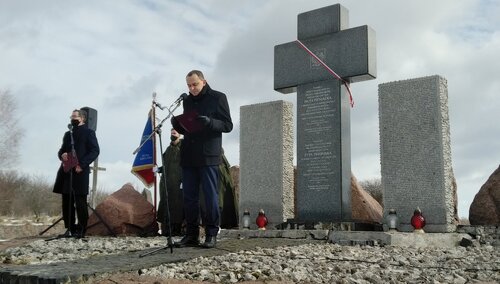 minister Adam Kwiatkowski czyta list Prezydenta RP w Hucie Pieniackiej