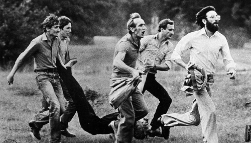 Demonstranci niosą rannego Michała Adamowicza 