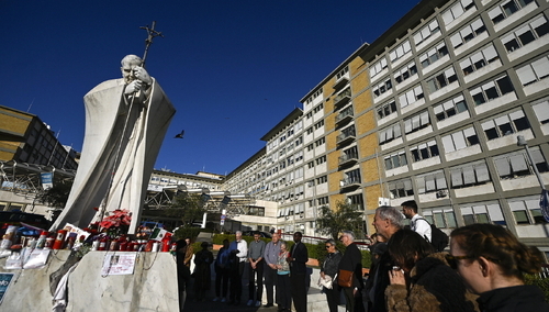 Modlitwa pod Kliniką Gemelli