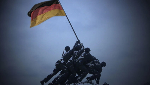 Fotomontaż. Pomnik amerykańskich żołnierzy podnoszących amerykański sztandar nad Iwo Jimą z niemiecką flagą