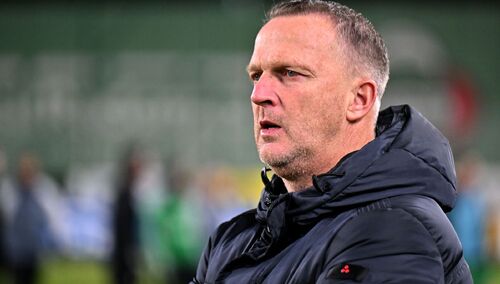 Trener Lecha Poznań John Van Den Brom podczas meczu 19. kolejki piłkarskiej Ekstraklasy z Radomiakiem Radom