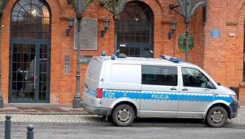 Policja przed budynkiem przy ul. Tymienieckiego w Łodzi