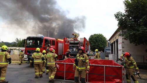Strażacy w miejscu pożaru hali magazynowej hurtowni w Kędzierzynie-Koźlu