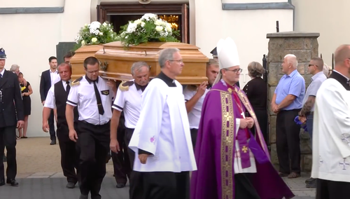 Pogrzeb rodziny zastrzelonej w Borowcach. Ocalały 13-letni Gianni pożegnał bliskich. „Wierzymy, że oni są wybrańcami Boga” [WIDEO]