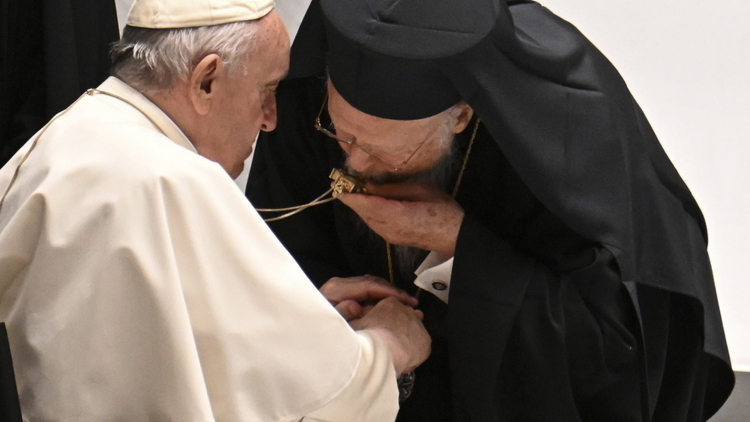 Papież Franciszek i zwierzchnik światowego prawosławia patriarcha Bartłomiej I całujący papieski krzyż