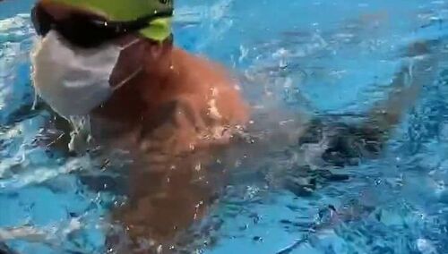 Karolaka dalej nosi. Aktor pływa w basenie... w maseczce ochronnej na twarzy