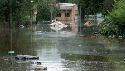 Rozlana rzeka Bóbr na wysokości miejscowości Wleń