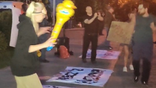 KOD tańczy "kaczuszki" pod Wawelem w rocznicę pogrzebu Lecha i Marii Kaczyńskich