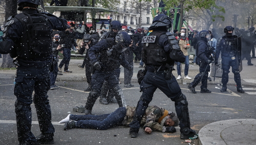 Francuska policja brutalnie tłumi demonstrację przeciw reformie emerytalnej