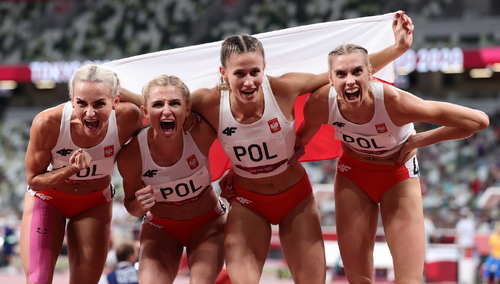Natalia Kaczmarek, Iga Baumgart-Witan, Małgorzata Hołub-Kowalik i Justyna Święty-Ersetic wynikiem 3.20,53 poprawiły rekord kraju.