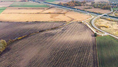 Na zdjęciu z drona teren przez który ma przebiegać linia kolei dużej prędkości z Warszawy do CPK