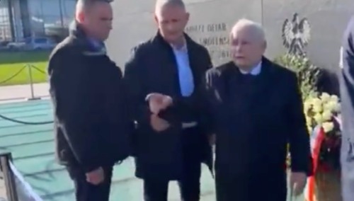 Jarosław Kaczyński przed pomnikiem smoleńskim