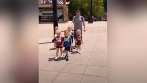 Ojciec prowadził dzieci na smyczy