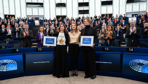 Przewodnicząca PE Roberta Metsola z przedstawicielkami tegorocznych laureatów Nagrody Sacharowa