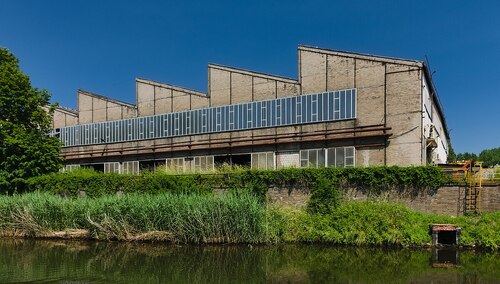 Hala walcowni Huty Łabędy, widok z łodzi z Kanału Gliwickiego