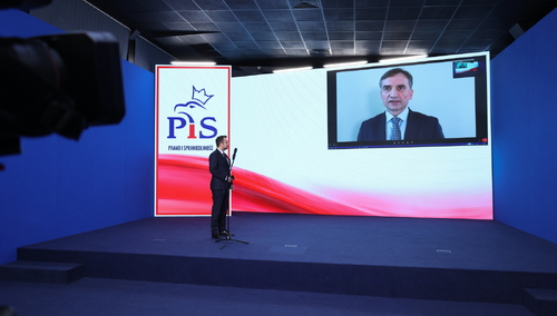 Zdalne oświadczenie posła Prawa i Sprawiedliwości Zbigniewa Ziobry (na ekranie) w siedzibie ugrupowania przy ul. Nowogrodzkiej w Warszawie